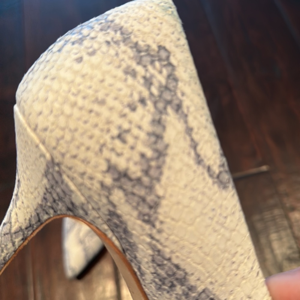 Cole Haan Like New Pointed Toe Kitten Heel - size 8 - Picture 5 of 5